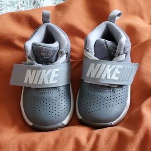Nike Team Hustle D 8 - size 5c (1yr old)